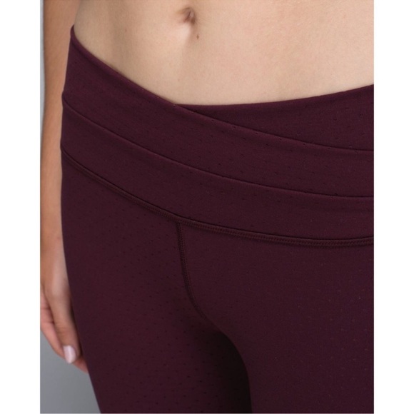 Lululemon Astro‎ Wunder Under Crop II Shine Dot in Bordeaux Drama Size 4 - Picture 4 of 11